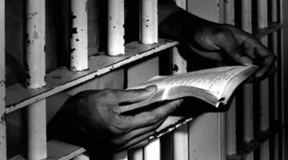 إنسان أولا وأخيرا... هكذا ينظر الإسلام للسجين