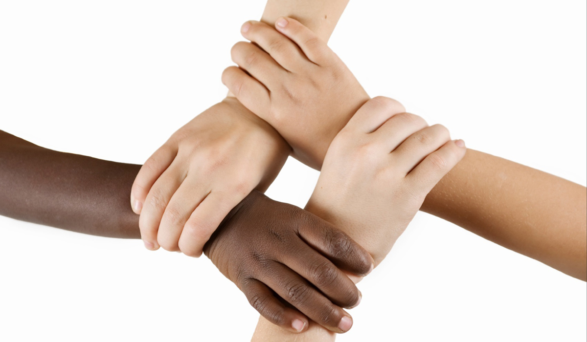 عندما يُزعزع الإسلام، أسس العنصرية وبنيانها