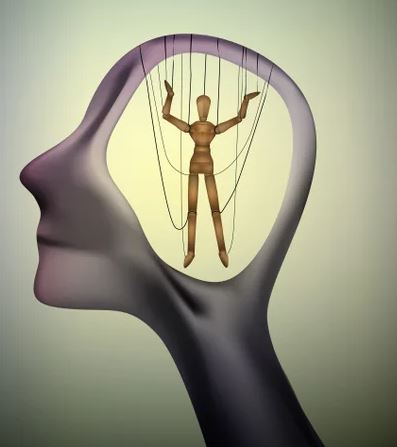 بين لوحة القدر وفرشاة الاختيار: الأمر بين الأمرين منطق قرآني وفطرة بشرية؟!!